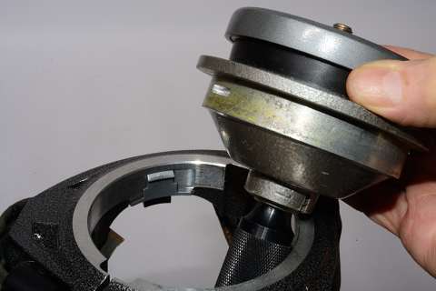 IMAGE: http://glennview.com/jpgs/tripod/heads/gitzo/level/85mm/small_3.jpg